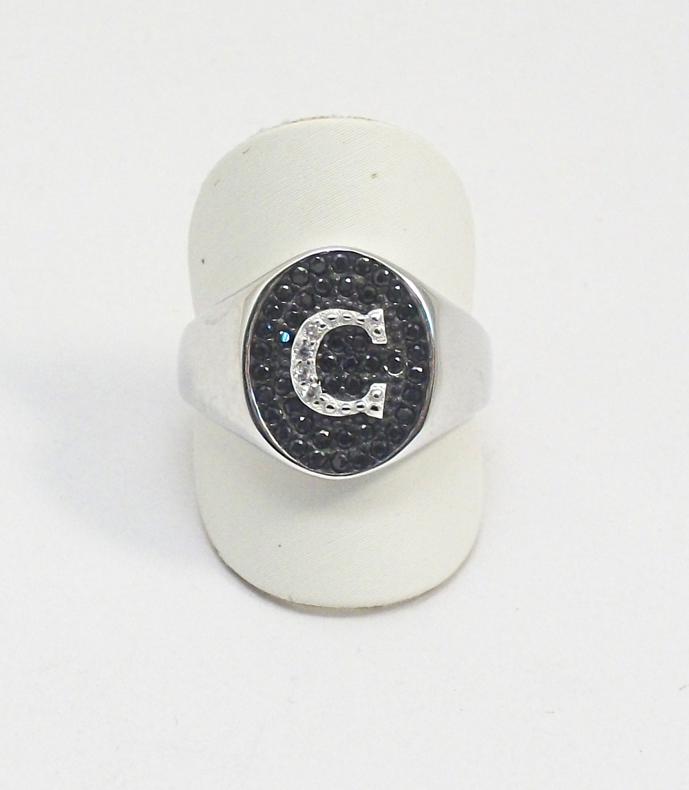 ANELLO APERTO E REGOLABILE IN ARGENTO 925 CON ZIRCONI NERI E BIANCHI MOD CHEVALIER CON INIZIALE A ANELLO APERTO E REGOLABILE IN ARGENTO 925 CON ZIRCONI NERI E BIANCHI MOD CHEVALIER CON INIZIALE A