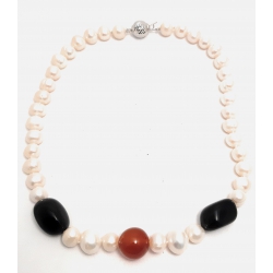 Collana in perle bianche con inserti in onice e corniola con chiusura in argento